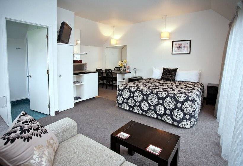 Standard Studio, Cable Court Motel