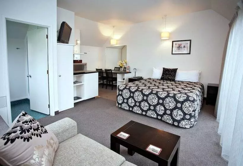 Standard-studio, Cable Court Motel