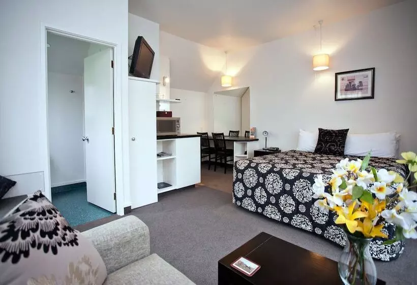 Standard-studio, Cable Court Motel