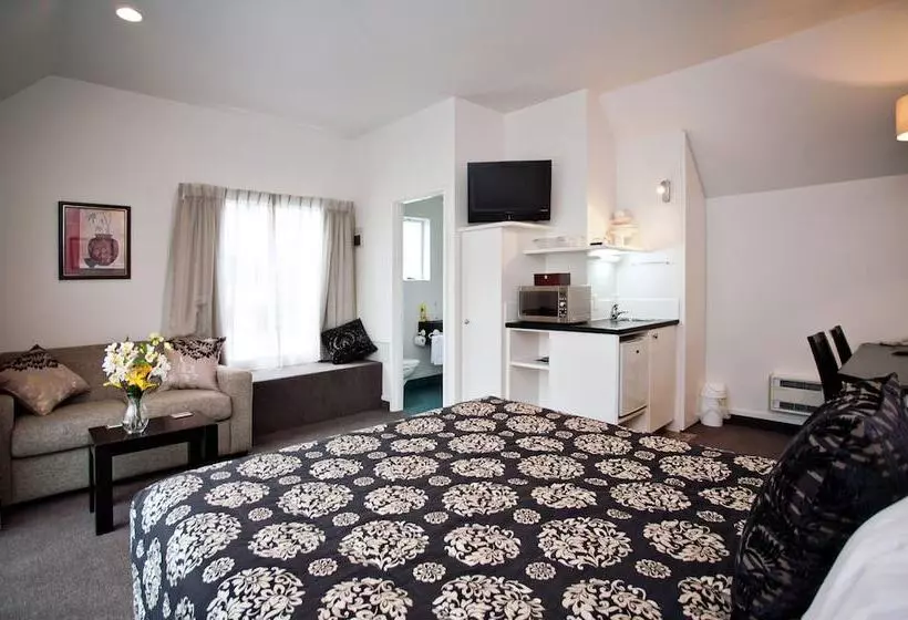 Standard-studio, Cable Court Motel