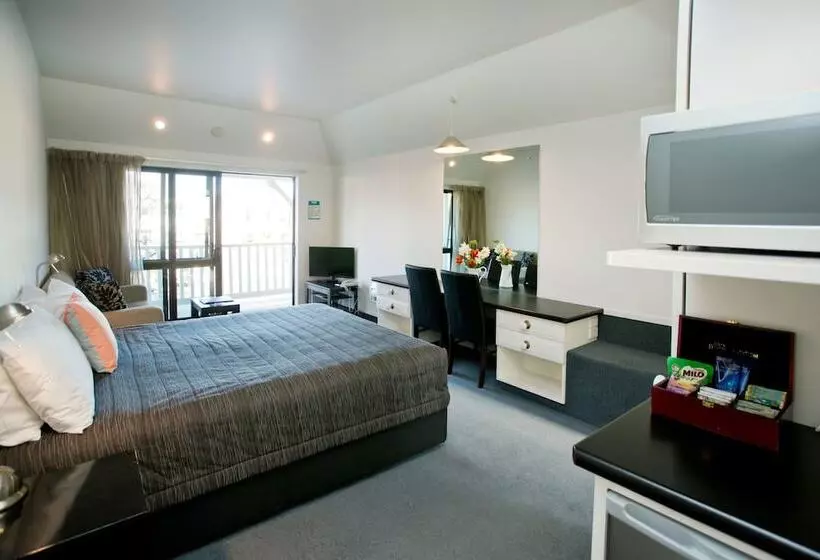 Standard-studio, Cable Court Motel