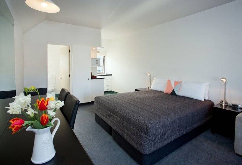 Standard Studio, Cable Court Motel