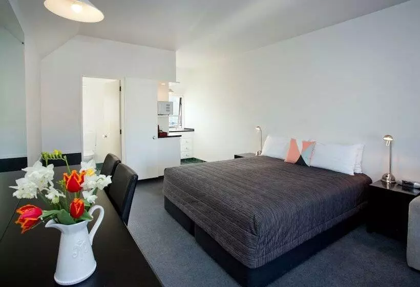 Standard-studio, Cable Court Motel