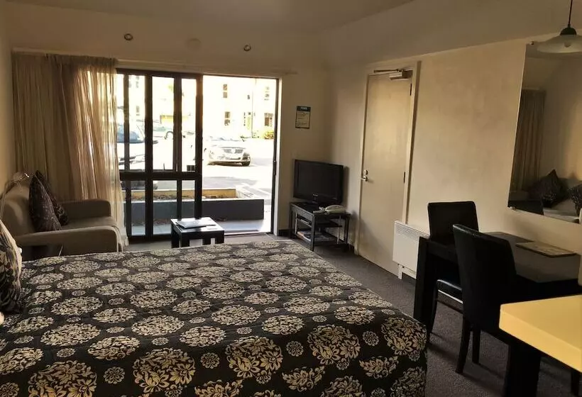 Standard-studio, Cable Court Motel