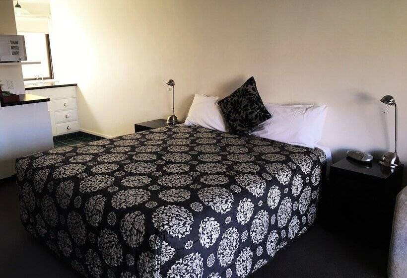 Standard Studio, Cable Court Motel