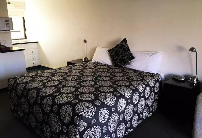 Standard-studio, Cable Court Motel