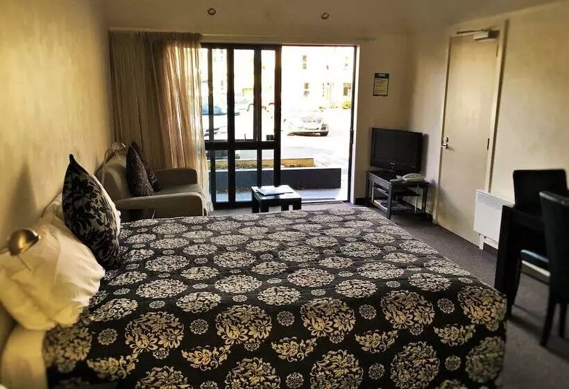 Standard-studio, Cable Court Motel