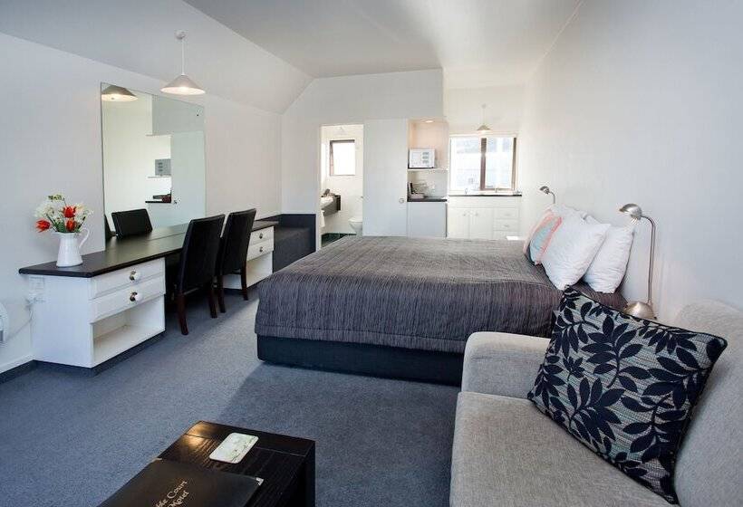 Standard Studio, Cable Court Motel