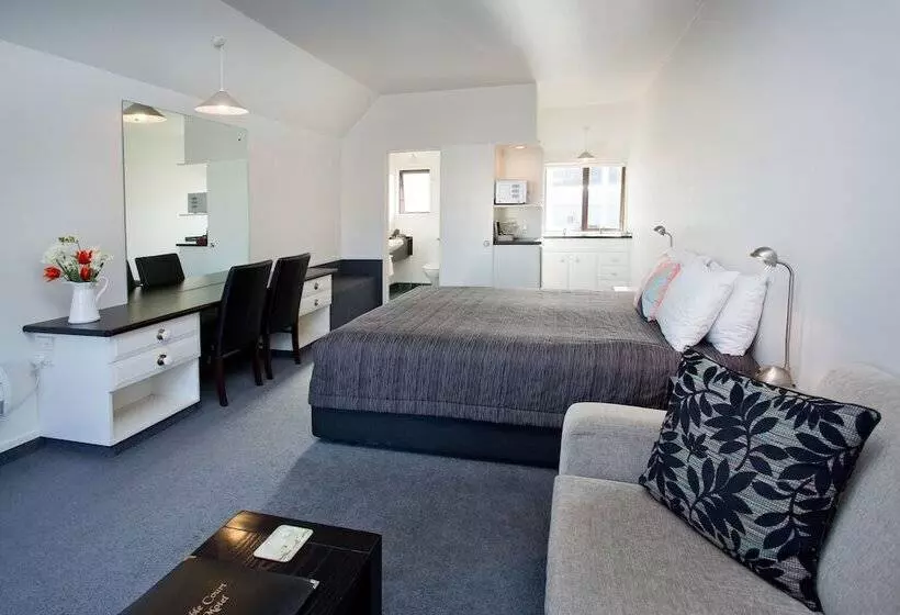 Standard-studio, Cable Court Motel