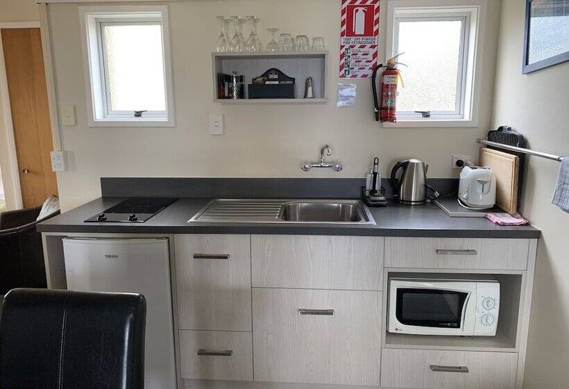 استودیوی استاندارد, Manapouri Lakeview Motor Inn