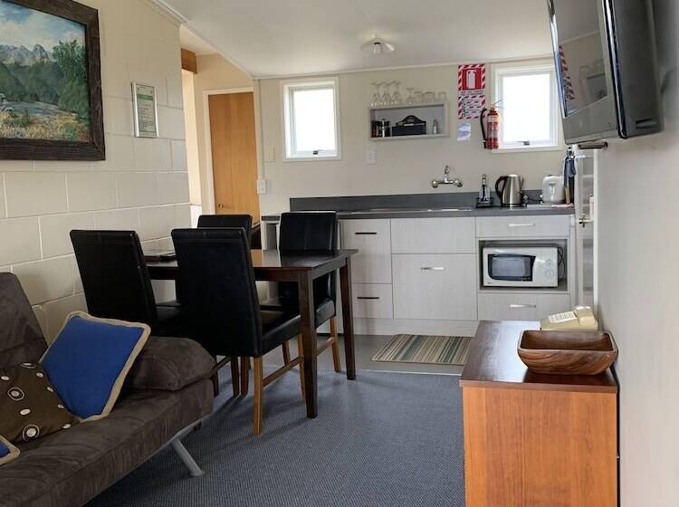 استودیوی استاندارد, Manapouri Lakeview Motor Inn