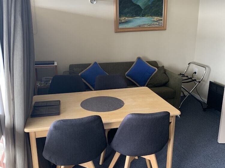 إستوديو قياسى, Manapouri Lakeview Motor Inn