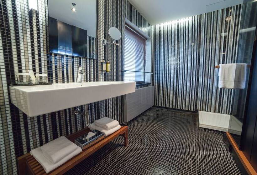 اتاق سوپریور, Yasmin Košice