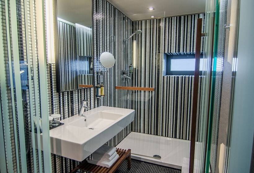 اتاق لوکس, Yasmin Košice