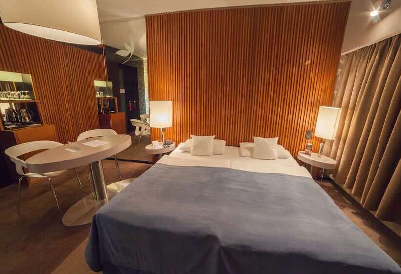 اتاق لوکس, Yasmin Košice