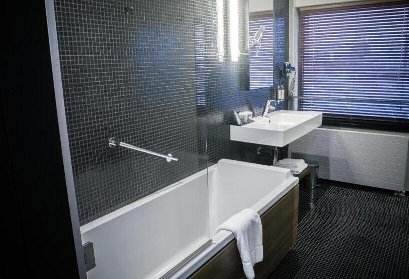 اتاق سوپریور, Yasmin Košice