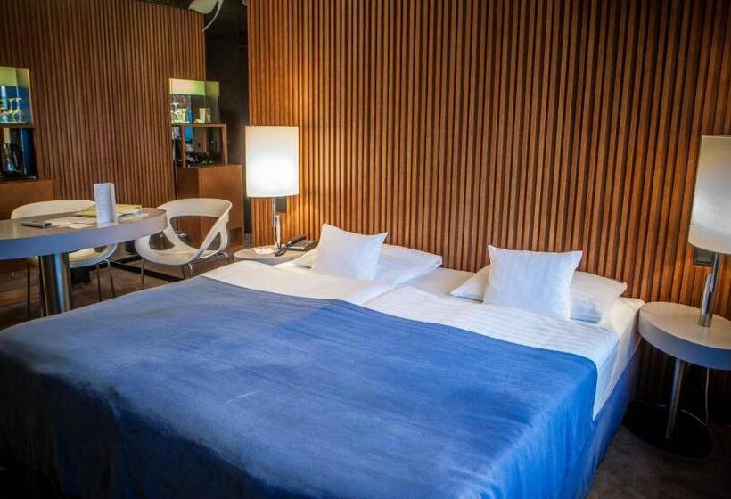 اتاق سوپریور, Yasmin Košice