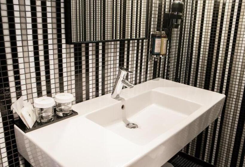 اتاق سوپریور, Yasmin Košice