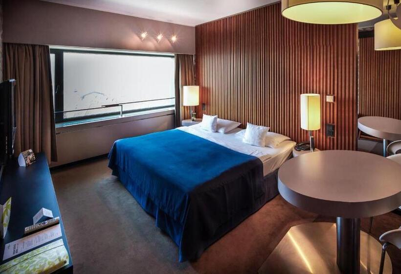 اتاق سوپریور, Yasmin Košice