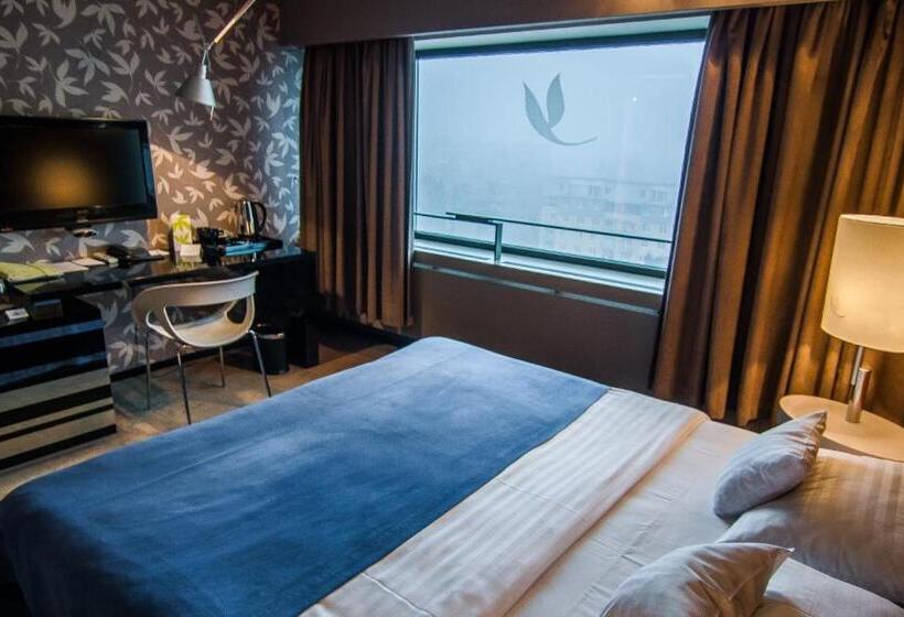 اتاق لوکس, Yasmin Košice