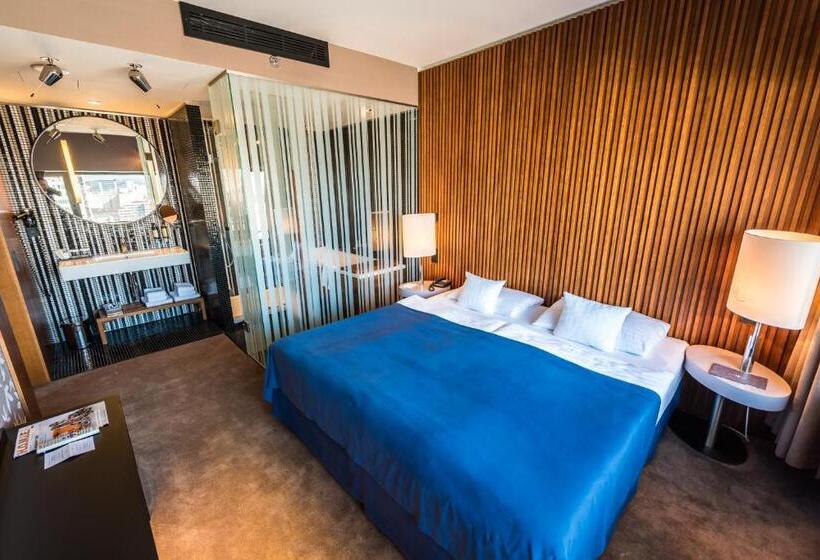 سوئیت پرزیدنت, Yasmin Košice