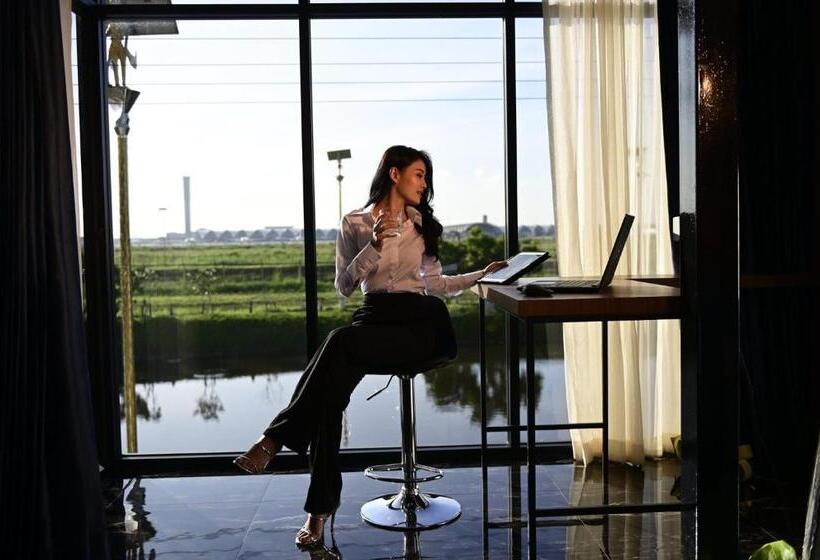 Люкс Deluxe Кровать Кинг, Skyline Resort