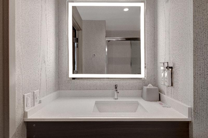 Люкс Адаптированный для Инвалидов, Holiday Inn Express & Suites   Glendale Downtown