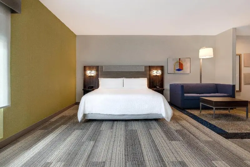 キングサイズベッドのスイートルーム, Holiday Inn Express & Suites   Glendale Downtown