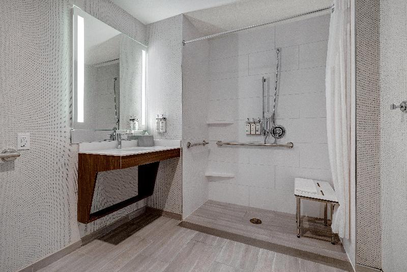 جناح لذوى الاحتياجات الخاصة, Holiday Inn Express & Suites   Glendale Downtown