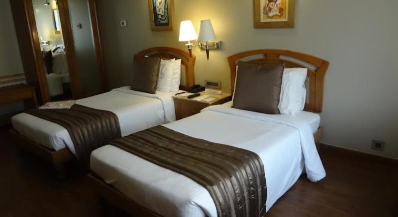 带大床的套房, Holiday Inn Express & Suites   Glendale Downtown