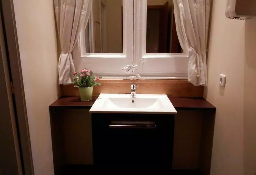 Bed in Shared Room with Shared Bathroom, Barcelona Central Garden Hostal