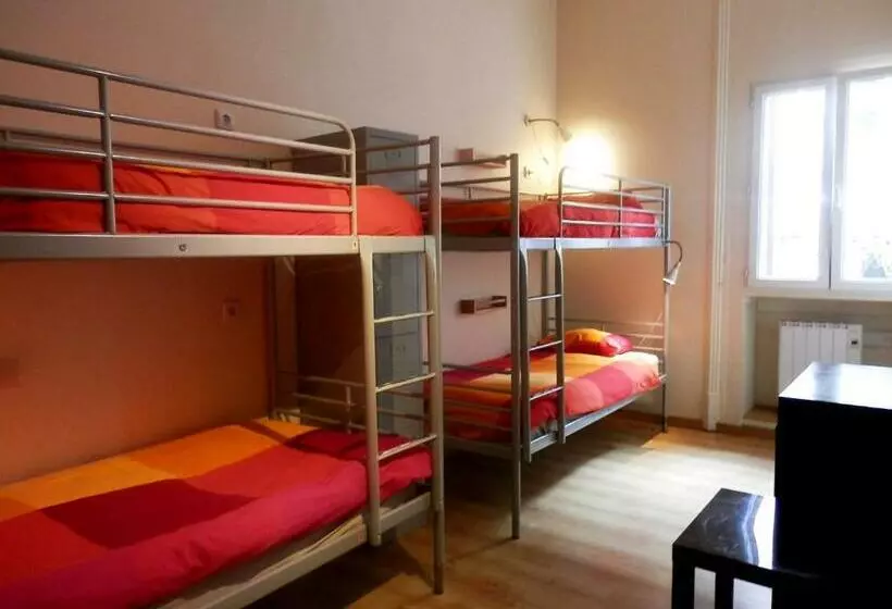 Bed in Shared Room with Shared Bathroom, Barcelona Central Garden Hostal