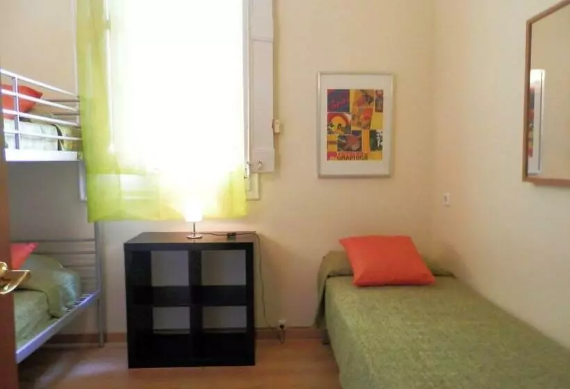 اتاق استاندارد سه تخته با سرویس بهداشتی مشترک, Barcelona Central Garden Hostal