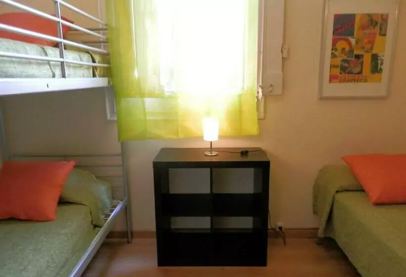 اتاق استاندارد سه تخته با سرویس بهداشتی مشترک, Barcelona Central Garden Hostal