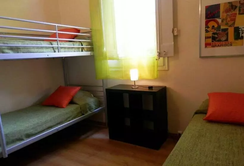اتاق استاندارد سه تخته با سرویس بهداشتی مشترک, Barcelona Central Garden Hostal