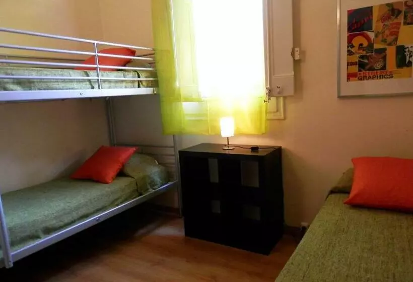 اتاق استاندارد سه تخته با سرویس بهداشتی مشترک, Barcelona Central Garden Hostal