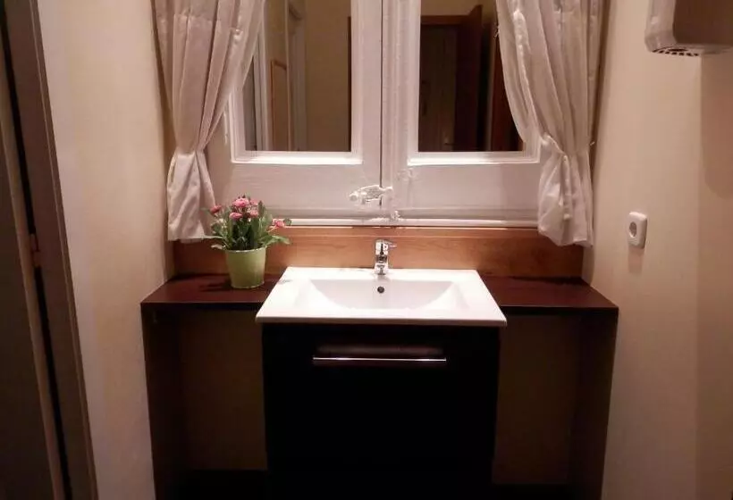اتاق پایه با سرویس بهداشتی مشترک, Barcelona Central Garden Hostal