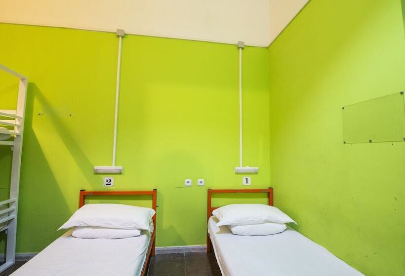 Bed in Shared Room with Shared Bathroom, Safestay Barcelona Gothic