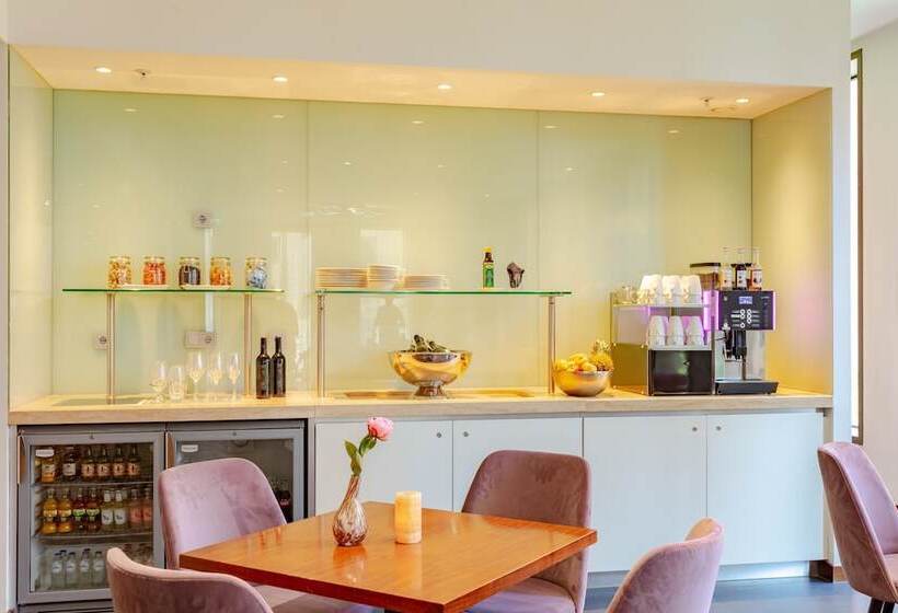 جناح جونيور, Crowne Plaza Amsterdam   South, An Ihg