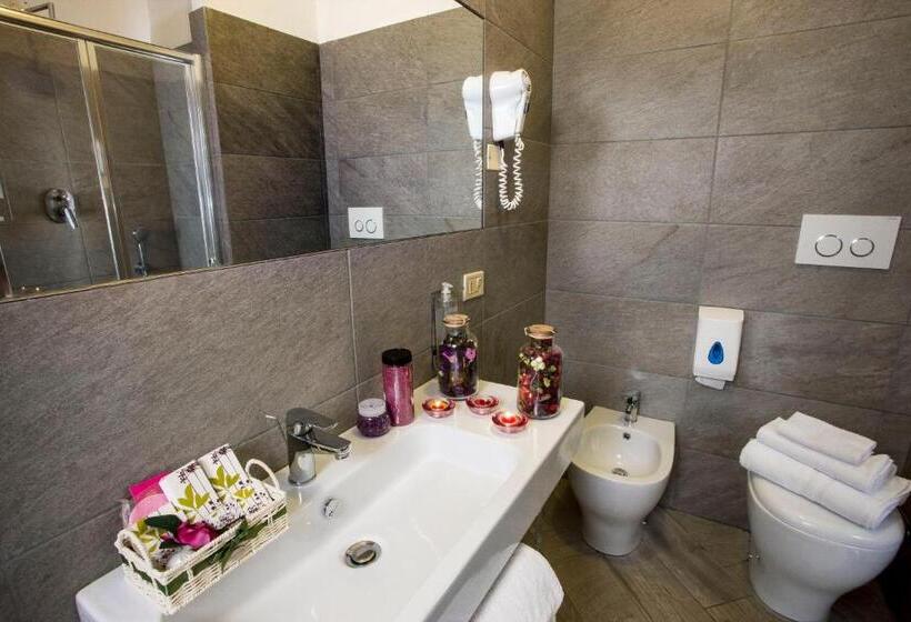 غرفة قياسية رباعية, Locanda Rosy