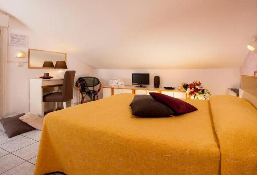 غرفة دور أخير, Locanda Rosy