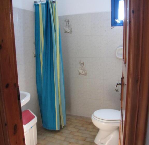 带阳台标准四人间, Perissa