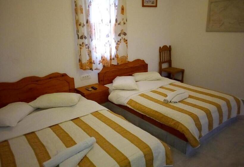 带阳台标准四人间, Perissa