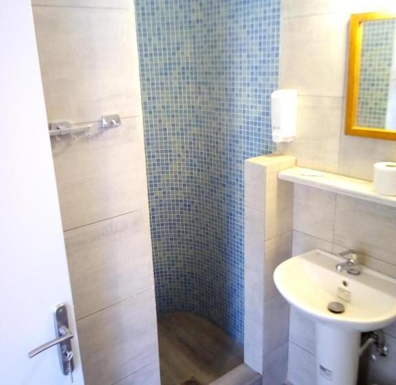 高级三人间, Perissa