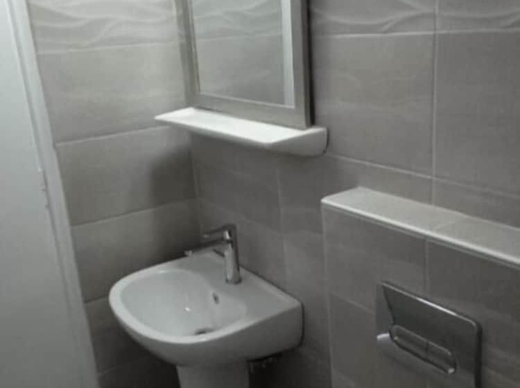 高级三人间, Perissa