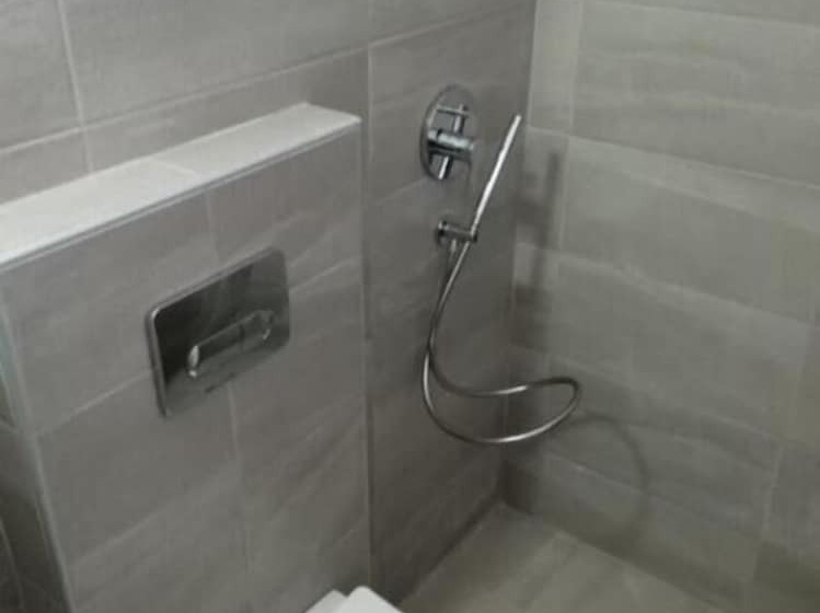 高级三人间, Perissa