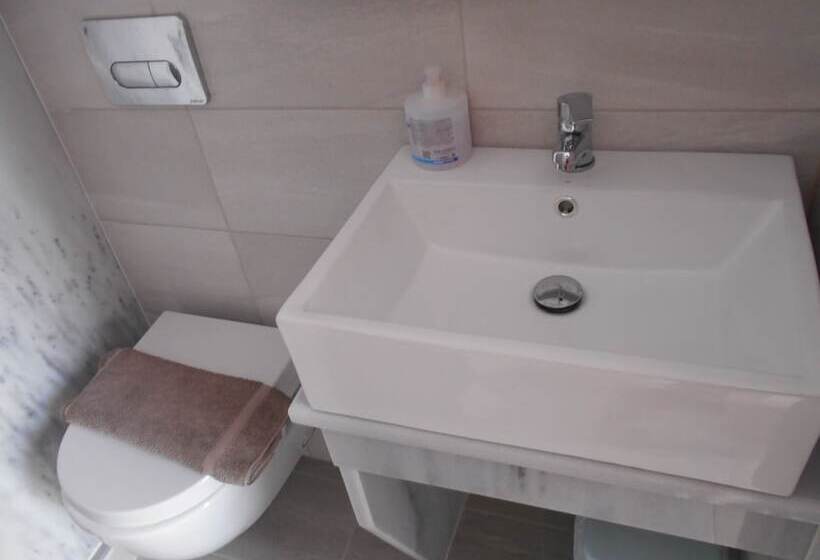 高级三人间, Perissa