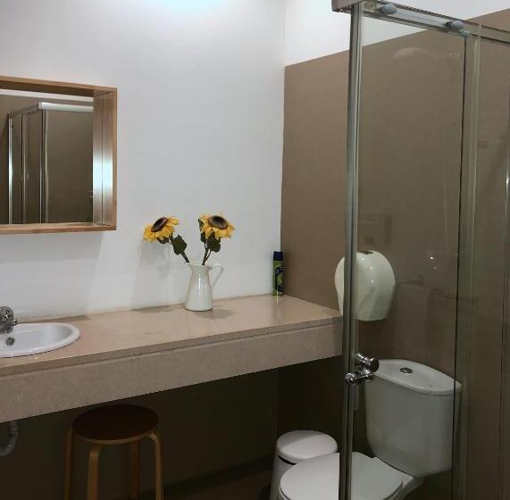 سوئیت کلاسیک, The Poets Inn