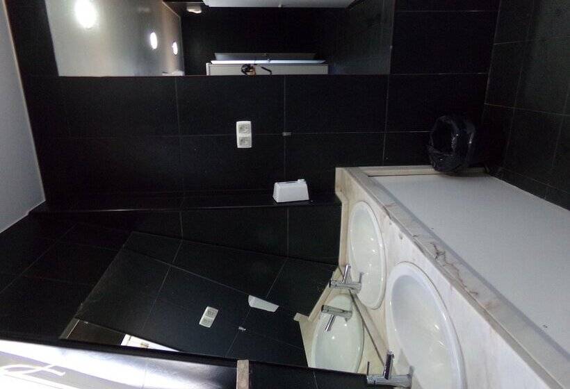 Bed in Shared Room with Shared Bathroom, Lisb'on Hostel