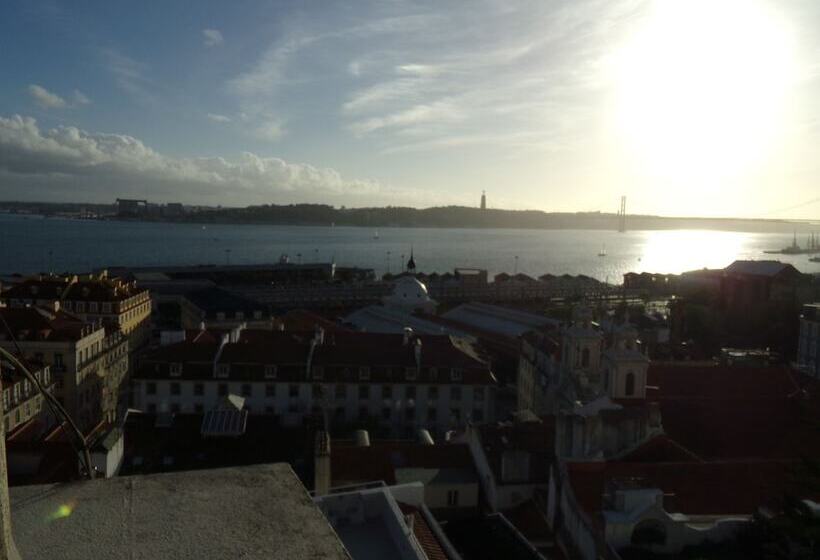 Bed in Shared Room with Shared Bathroom, Lisb'on Hostel